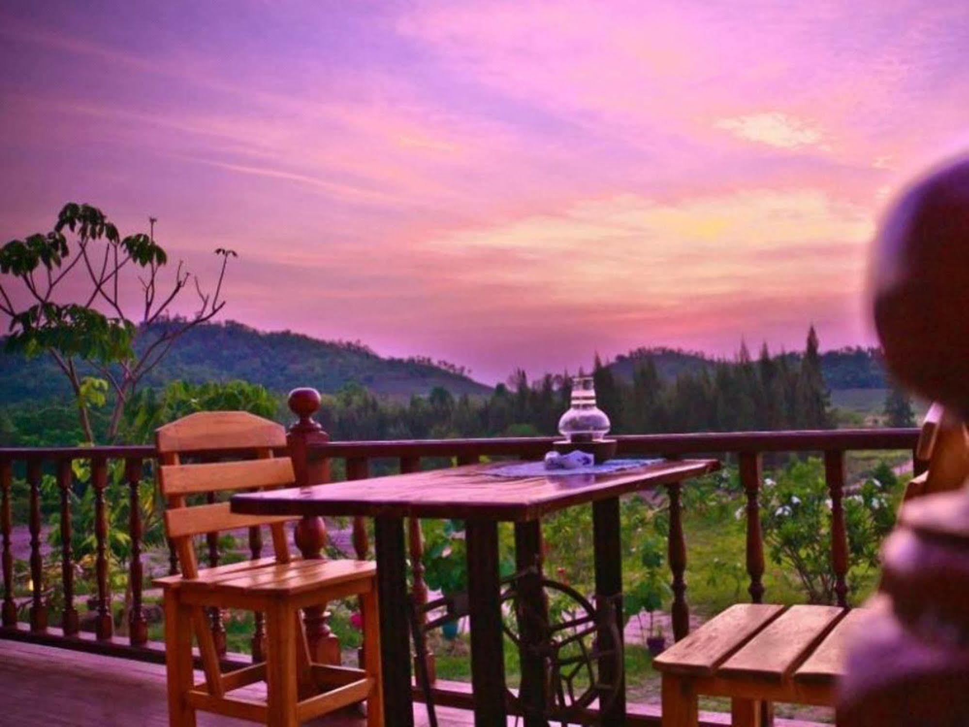 Baanrai Areeya Hotel Suan Phueng Buitenkant foto