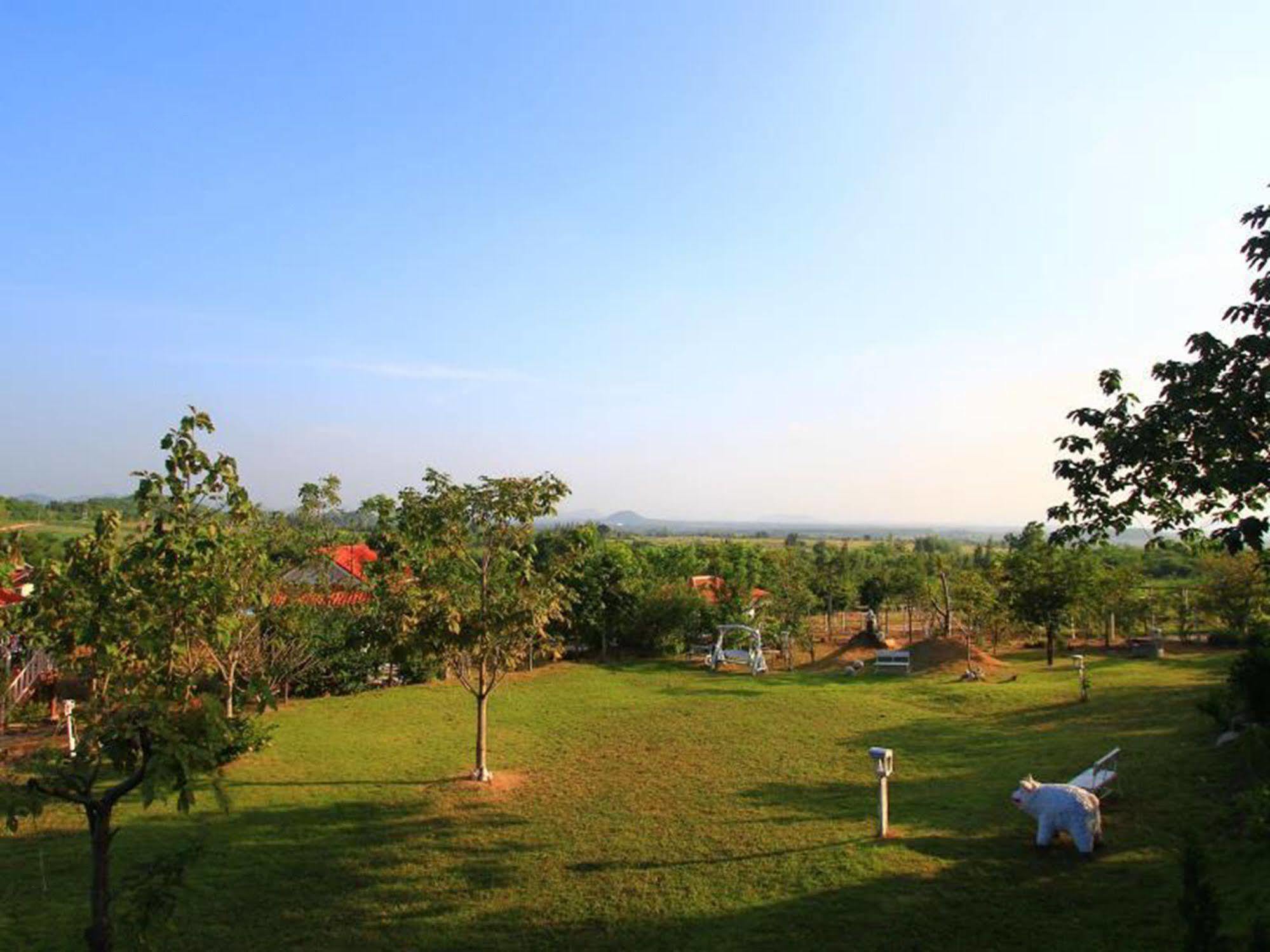 Baanrai Areeya Hotel Suan Phueng Buitenkant foto